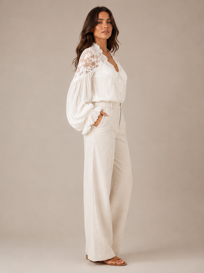 Sélénora - Kanten blouse met V-hals en pofmouwen
