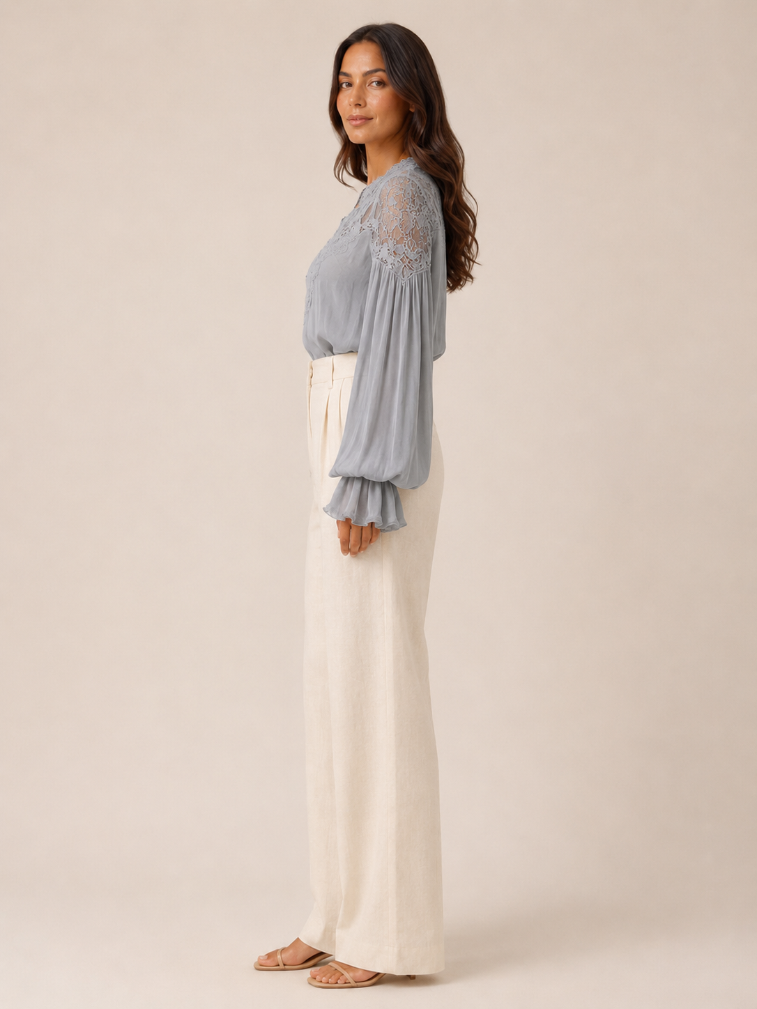 Sélénora - Kanten blouse met V-hals en pofmouwen
