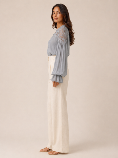 Sélénora - Kanten blouse met V-hals en pofmouwen